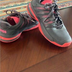 K-Swiss Women's Gray and Coral Athletic Trainers court shoes.
